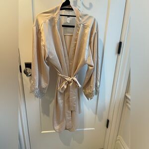 NWOT beautiful robe with lace detail